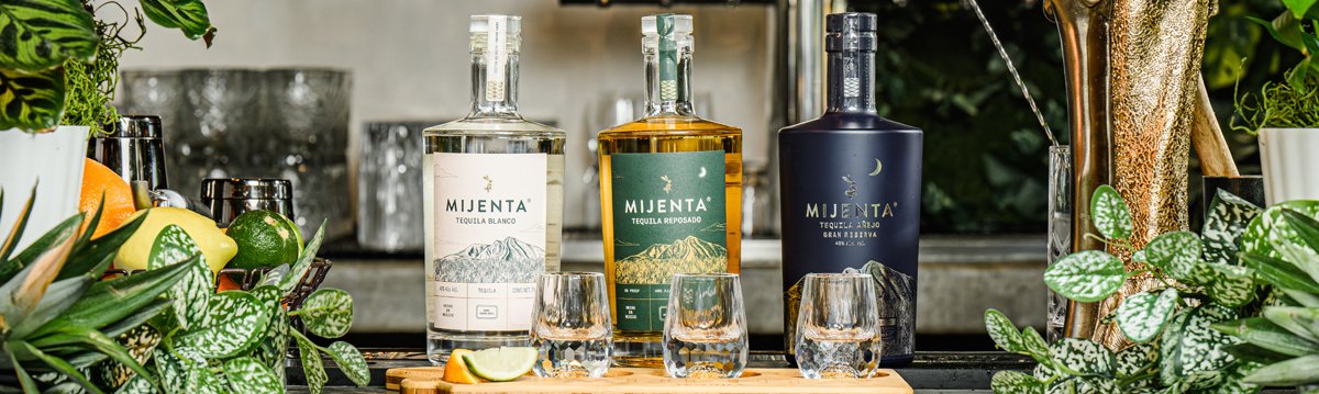 Fotografía de cocteles de lujo en una barra oscura